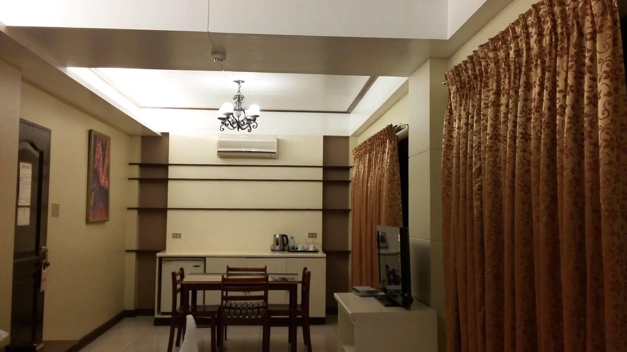 Dumaguete Royal Suite Inn Dumaguete City Exterior photo